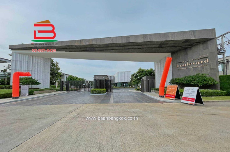 บ้านเดี่ยว หมู่บ้าน บางกอก บูเลอวาร์ด วิภาวดี-พหลโยธิน (Bangkok Boulevard Vibhavadi-Phaholyothin) เนื้อที่ 86.7 ตรว. ตำบลคลองหนึ่ง อำเภอคลองหลวง จังหวัดปทุมธานี 