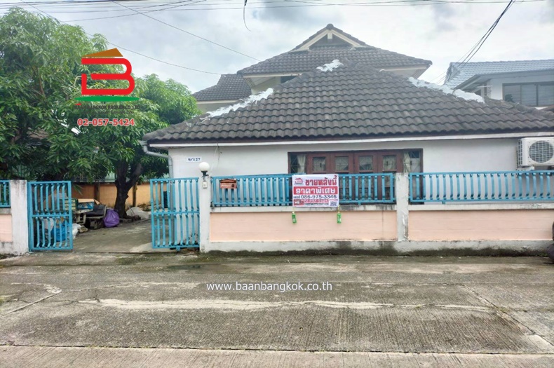 บ้านเดี่ยว หมู่บ้านพาราไดซ์การ์เด้นท์ (ซอยร่มเกล้า 19)  เนื้อที่ 65.6 ตร.ว (ใกล้บิ๊กซีร่มเกล้า) แขวงคลองสามประเวศ เขตลาดกระบัง กรุงเทพมหานคร  