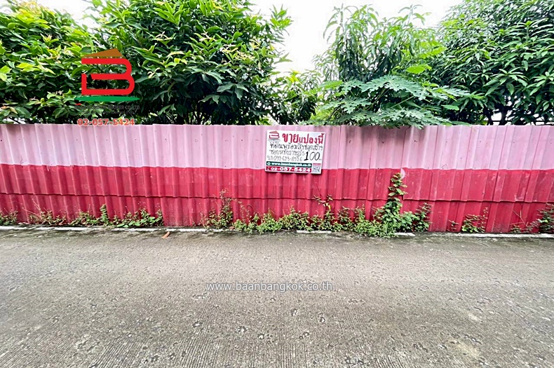 ที่ดินพร้อมบ้าน เลียบหกวา ชอย 4 เนื้อที่ 100 ตร.ว ใกล้ทีซีเอสทรานสปอร์ต ตำบลลาดสวาย อำเภอลำลูกกา ปทุมธานี  