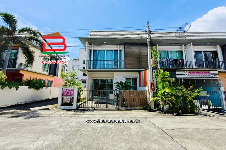 ทาวน์เฮาส์ เนื้อที่ 22.9 ตร.ว. หมู่บ้านแกรนด์ดิตี้ บางบัวทอง (ซอยสามวัง) ถนนกาญจนาภิเษก ใกล้แม็คโครบางบัวทอง ตำบลบางบัวทอง อำเภอบางบัวทอง นนทบุรี   