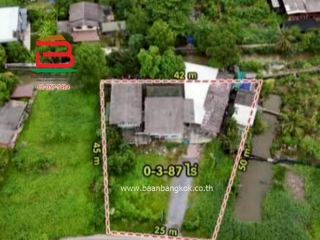 11203, ที่ดินพร้อมบ้าน ซอยเพชรหึงษ์ 28 (ใกล้ตลาดบางน้ำผึ้ง) เนื้อที่ 387 ตรว. ตำบลบางกอบัว อำเภอพระประแดง จังหวัดสมุทราปราการ 