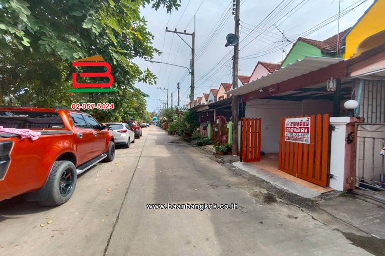 ทาวน์เฮาส์ เนื้อที่ 18 ตร.ว. หมู่บ้านบัวแก้ว สามโคก ซอยรุ่งทรัพย์ (วัดบัวแก้ววราราม) ถนนปทุมธานี-ศูนย์ศิลปาชีพบางไทร ตำบลบ้านปทุม อำเภอสามโคก ปทุมธานี      