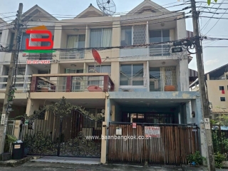 11558, ทาวน์โฮม ซิตี้ทาวน์โฮมลาดพร้าว 80 (ใกล้ตลาดสะพานสอง) เนื้อที่ 22.8 ตรว. แขวงวังทองหลาง เขตวังทองหลาง