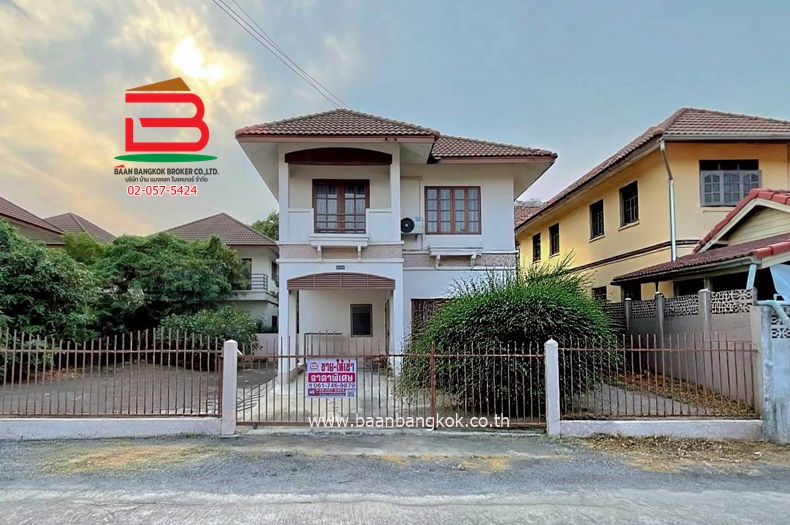 บ้านเดี่ยว หมู่บ้านพรธิสาร 8 (ใกล้โลตัสไทรน้อย) เนื้อที่ 80 ตรว. ตำบลคลองเจ็ด อำเภอคลองหลวง จังหวัดปทุมธานี 