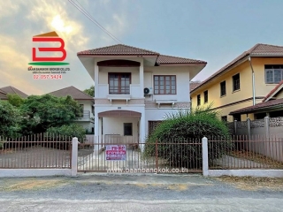 11727, บ้านเดี่ยว หมู่บ้านพรธิสาร 8 (ใกล้โลตัสไทรน้อย) เนื้อที่ 80 ตรว. ตำบลคลองเจ็ด อำเภอคลองหลวง จังหวัดปทุมธานี 