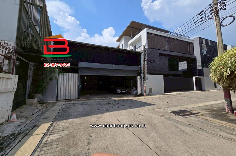 ที่ดินพร้อมบ้าน เนื้อที่ 96 ตร.ว. (แบ่งขายได้)  ซอยปรีดีพนมยงค์ 14 และ 20 (ใกล้แม็กแวลู่) ถนนสุขุมวิท แขวงพระโขนงเหนือ เขตวัฒนา   