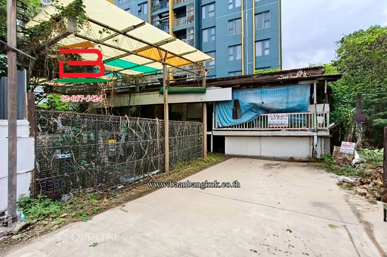 ที่ดินพร้อมสิ่งปลูกสร้าง หมู่บ้านพรประดิษฐ์ สุขุมวิท 50 (ใกล้โลตัสสุขุมวิท 50) เนื้อที่ 64,69 ตรว. แขวงพระโขนง เขตคลองเตย