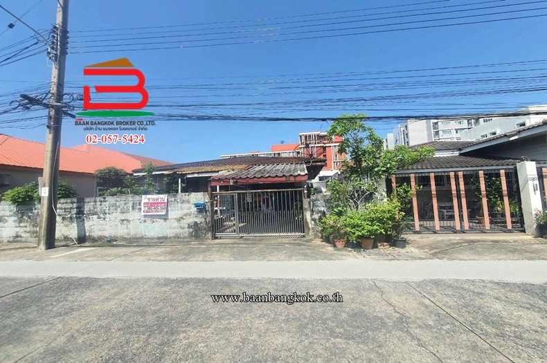 ที่ดินพร้อมบ้านเดี่ยว ชั้นเดียว เนื้อที่ 54 ตร.ว. หมู่บ้านคงหิรัญ ซอยรามอินทรา 49 ถนนรามอินทรา แขวงท่าแร้ง เขตบางเขน  