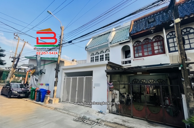 ทาวน์เฮาส์ 2 ชั้น (หลังริม) เนื้อ 25 ตร.ว. หมู่บ้านศิริชัย ซอยรามอินทรา 14 แยก 22 (ซอยมัยลาภ) ถนนพหลโยธิน แขวงท่าแร้ง เขตบางเขน 