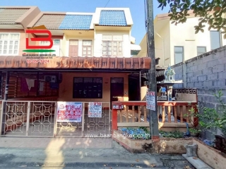 11633, ทาวน์เฮาส์ เนื้อที่ 28.2 ตรว. หมู่บ้าน อยู่เจริญ 1 (คลอง4) ถนนไสวประชาราษฎร์ ตำบลบึงยี่โถ อำเภอธัญบุรี จังหวัดปทุมธานี